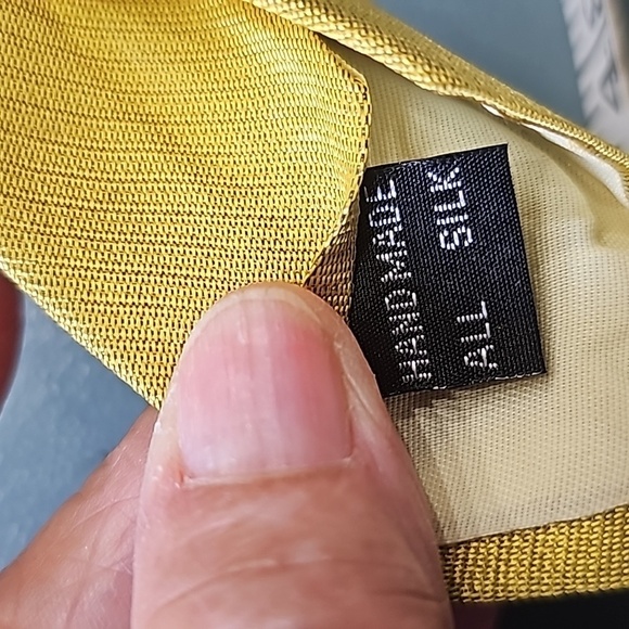 BANCROFT Tie, Handmade pure silk. Vintage, mustard color with small flags. - Picture 5 of 6